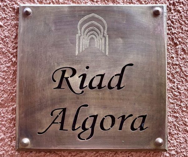 Riad AlGORA plaque entrée